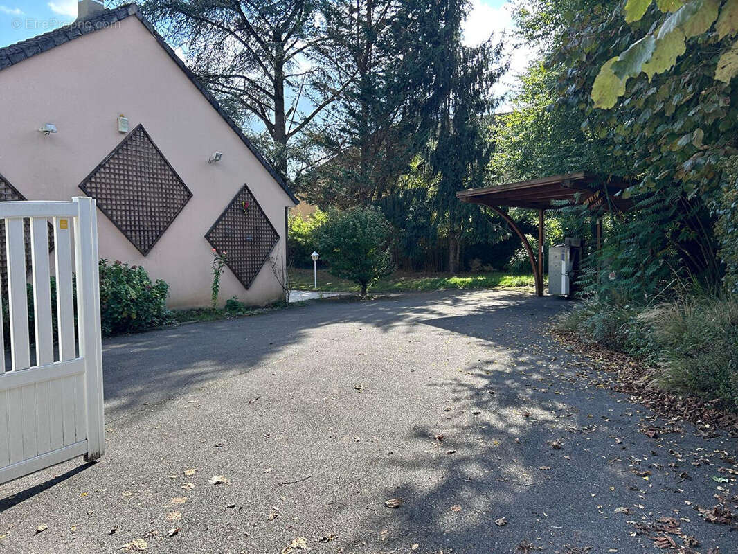 Maison à VARENNES-JARCY