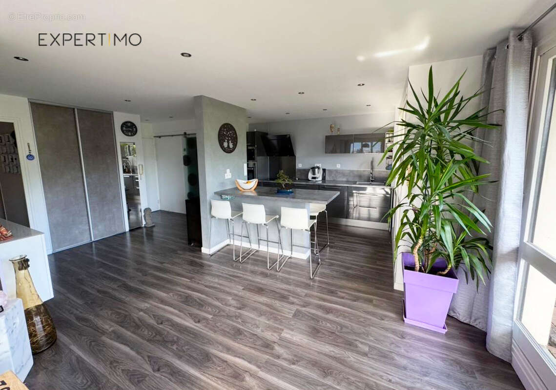 Appartement T4 de 83 m2 avec grand balcon   Résidence du Château - photo 5