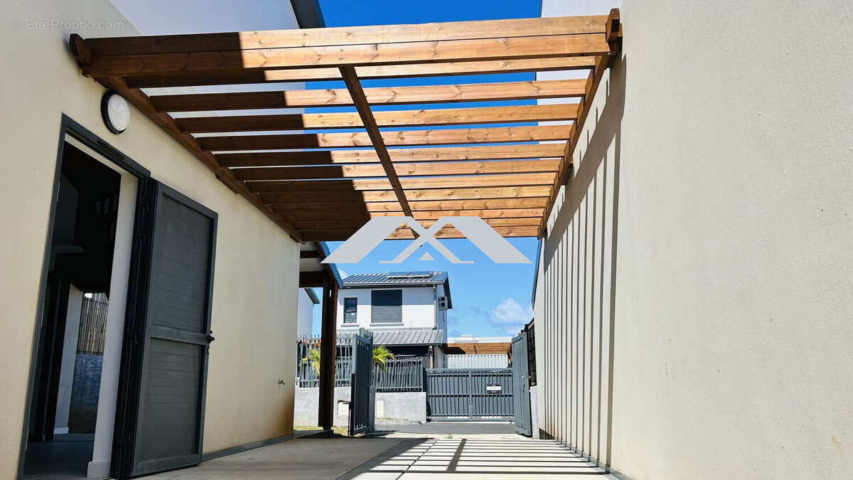 PARKING - Maison à SAINT-PIERRE