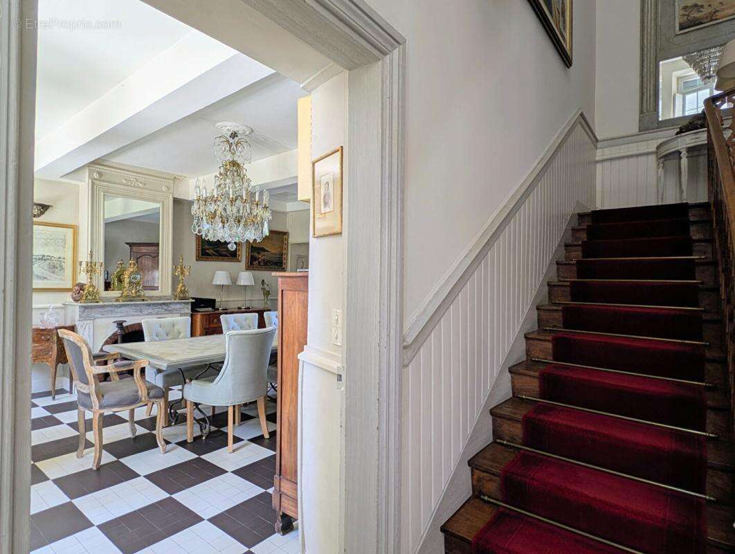 Propriété avec Maison de Maître, Maison Annexe et Maison de Gardien sur parc de 1,5 hectare - photo 7