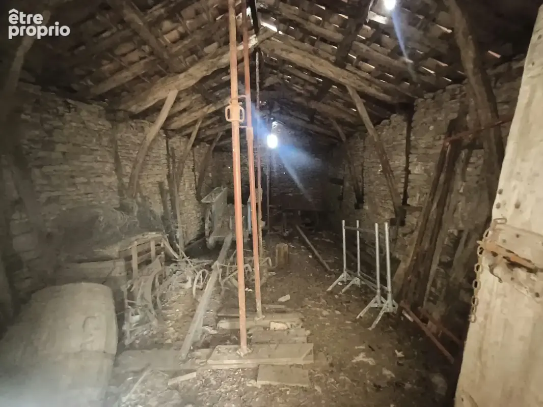 Deux granges en pierre a restaurer sur un terrain de 7195 m2. Puits - photo 16