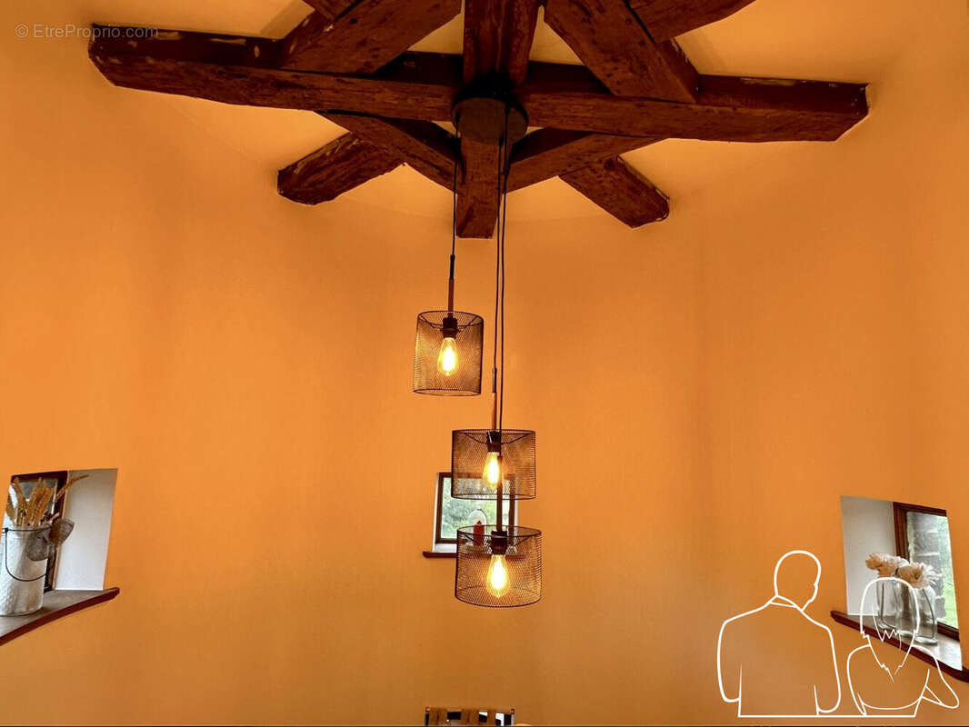 BÂTISSE NORMANDE LOUÉ POUR ACTIVITÉ  RESTAURATION AVEC LOGEMENT DE FONCTION T3 - - Commerce à CORNEVILLE-SUR-RISLE