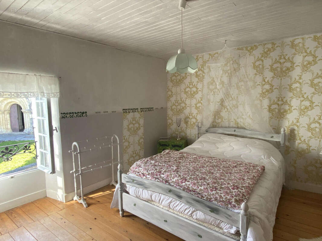 chambre 2 - Maison à RIOUX-MARTIN
