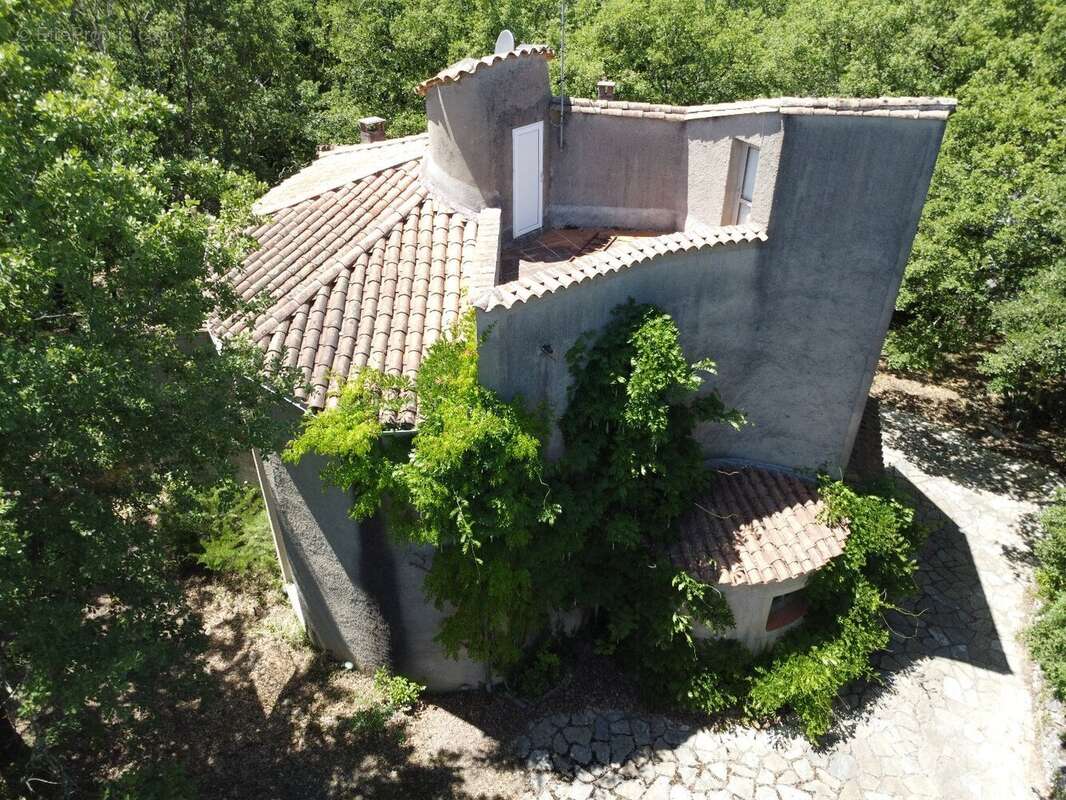Maison d'architecte  225 m² habitables  Terrain arboré de 2 700 m² avec piscine - photo 8