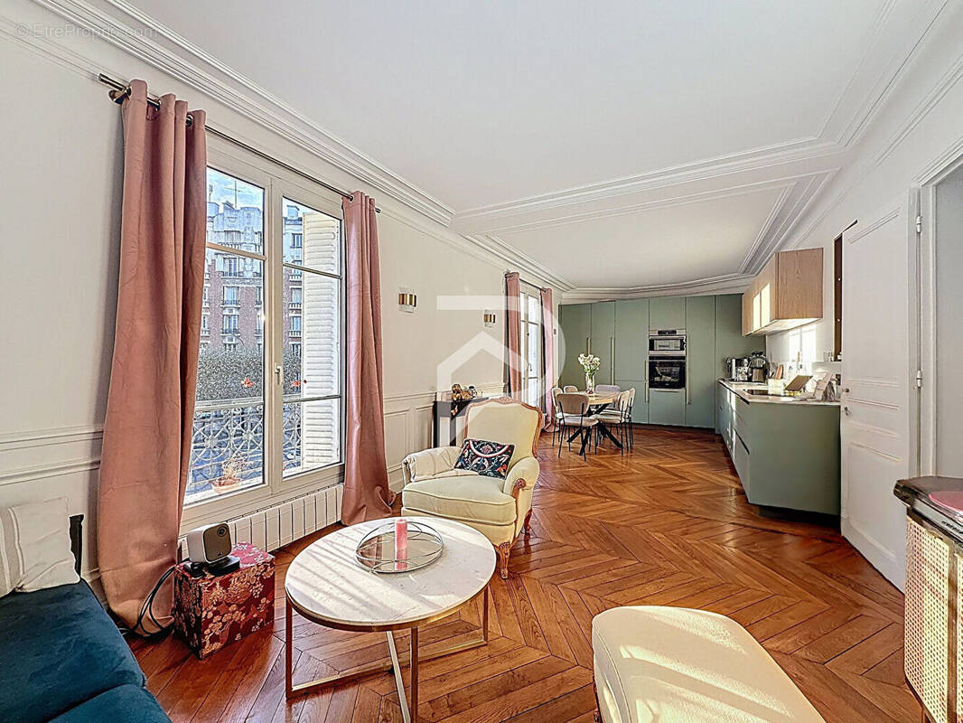 Appartement à COURBEVOIE