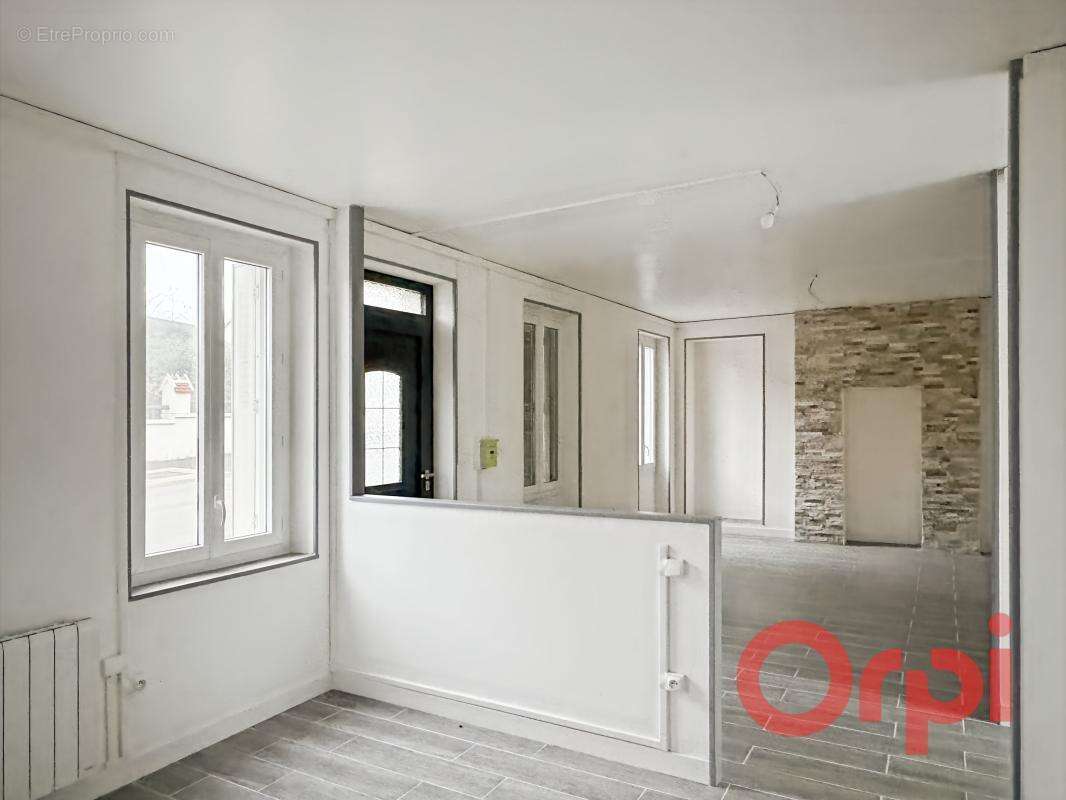 Maison à AINAY-LE-CHATEAU