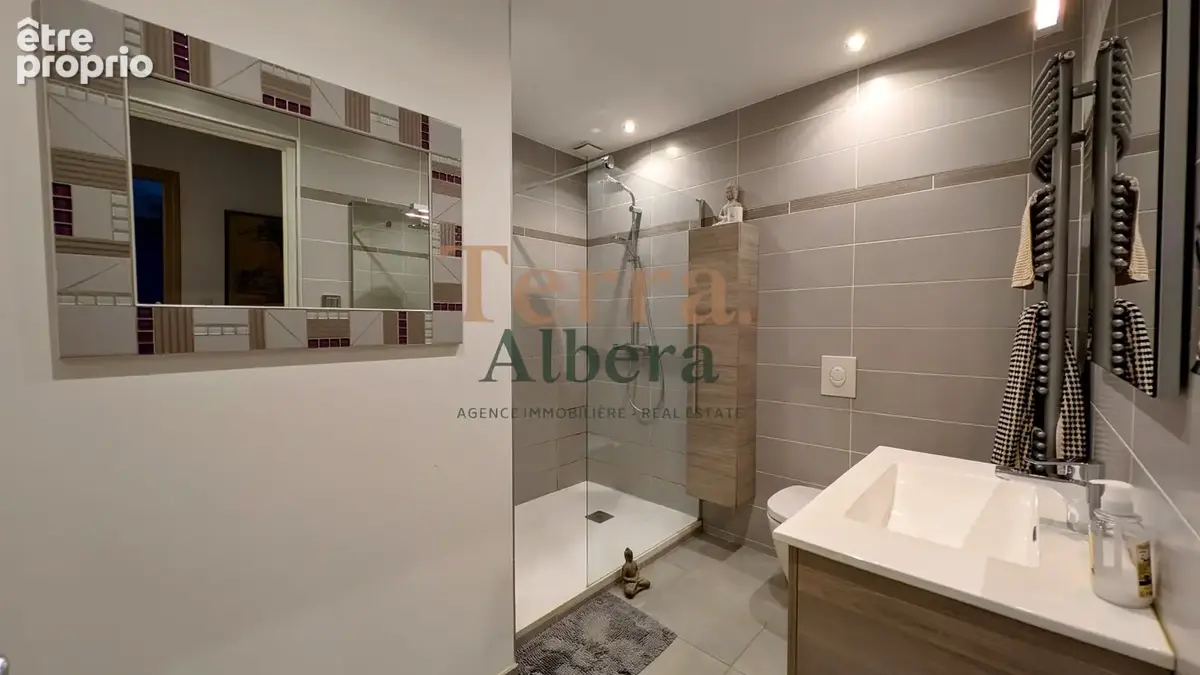Saint-Genis-Des-Fontaines - Villa de 308 m2 avec 3 Appartements - photo 14