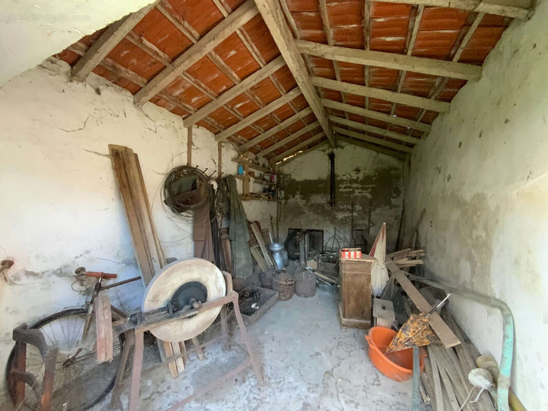 Maison à NIEUL-LE-VIROUIL