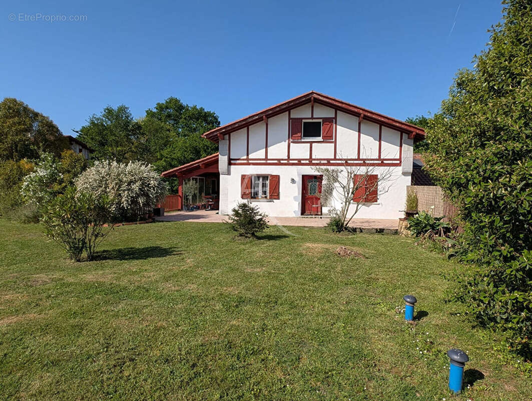 Maison à AYHERRE
