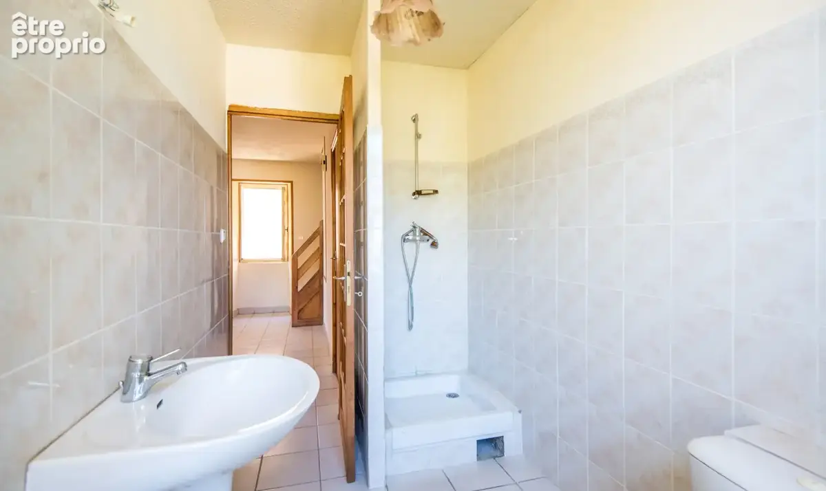 MARCILLAC   Maison de village avec beaux volumes et fort potentiel ! - photo 9