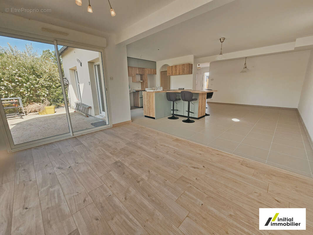 CHEMILLÉ-SUR-DÊME   Maison familiale de 165 m2 avec 5 chambres sur un terrain de 1 537 m2 - photo 3