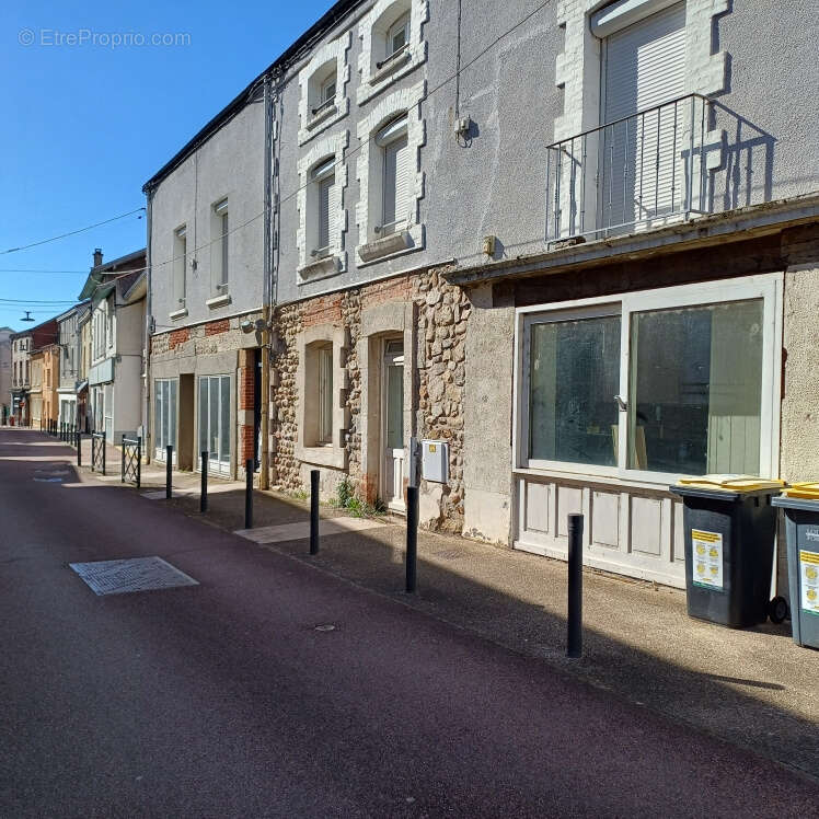 Commerce à ANDREZIEUX-BOUTHEON