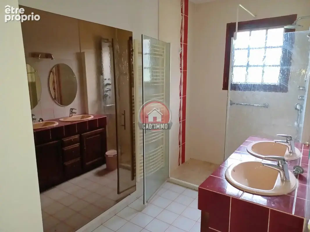 Maison de plain-pied avec piscine et dépendance dans un village avec tous commerces - photo 5