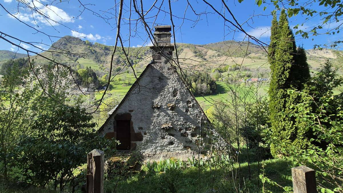 Maison à MANDAILLES-SAINT-JULIEN