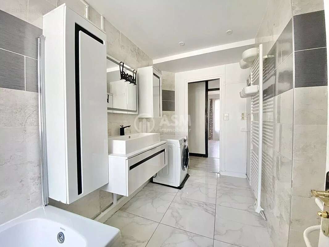 Appartement à COURBEVOIE