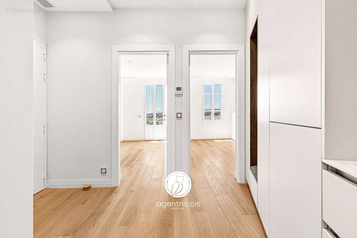 Nice // Boulevard Bischoffsheim : 2 PIÈCES / RÉNOVÉ / VUE MER / BALCON - photo 4
