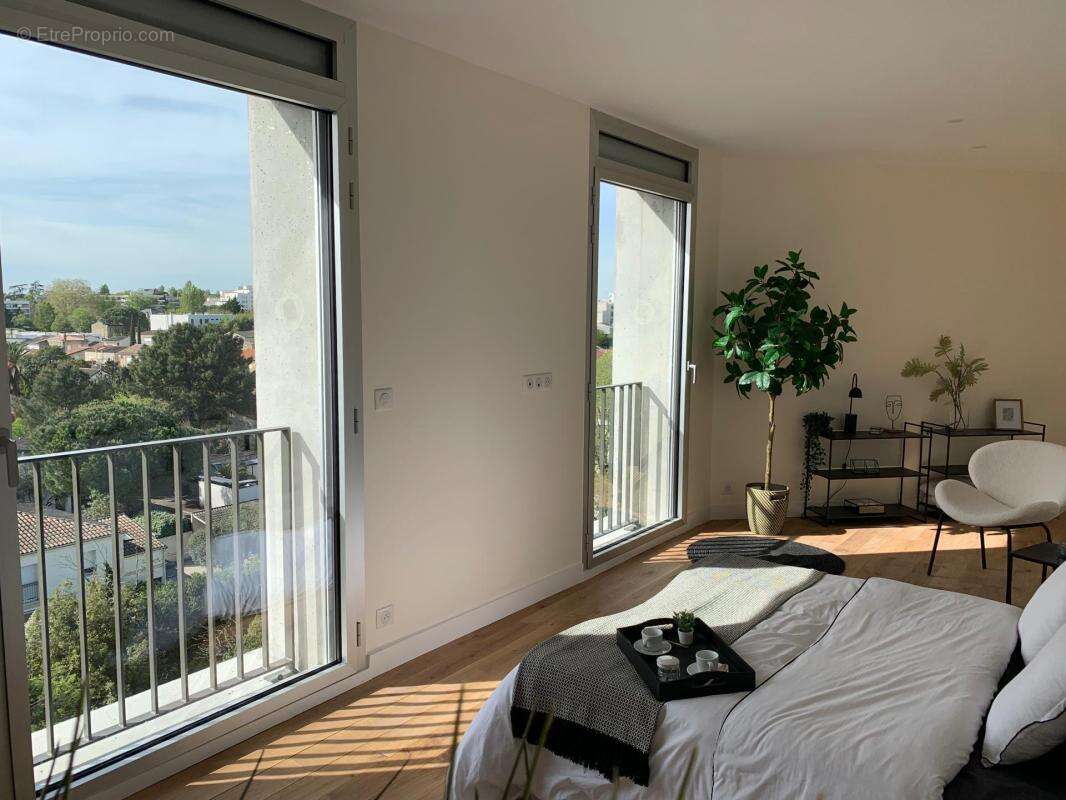 Découvrez un loft d'exception à Cauderan, alliant charme new-yorkais et vue imprenable, où modernité et luminosité se rencontren - photo 3