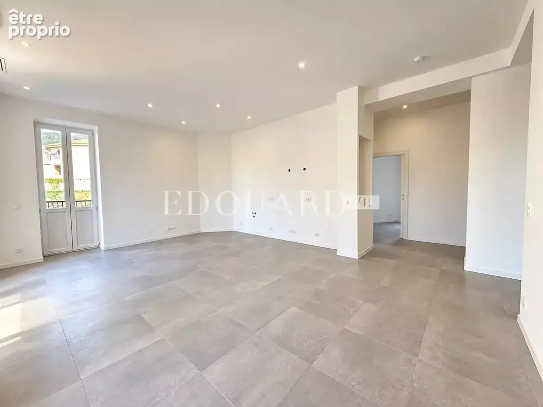 Trois pièces entièrement rénové au dernier étage d'un joli immeuble ancien en plein centre de Carnolès - photo 5