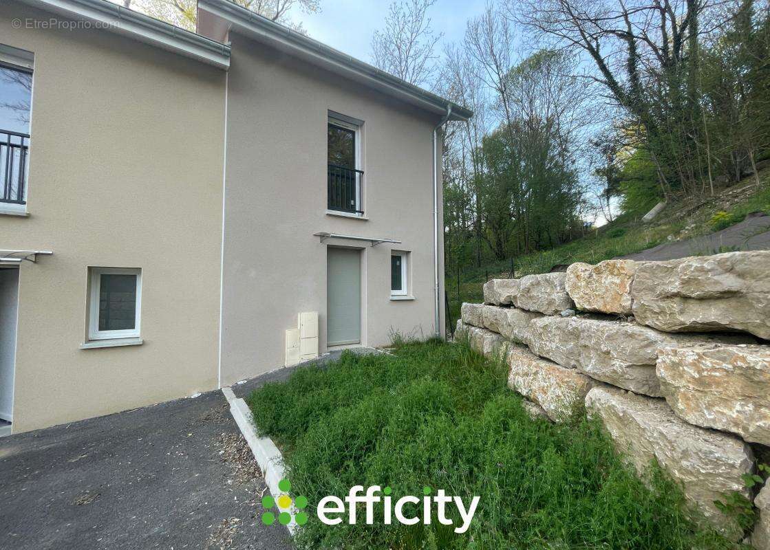 Maison à LA CHAPELLE-DE-LA-TOUR