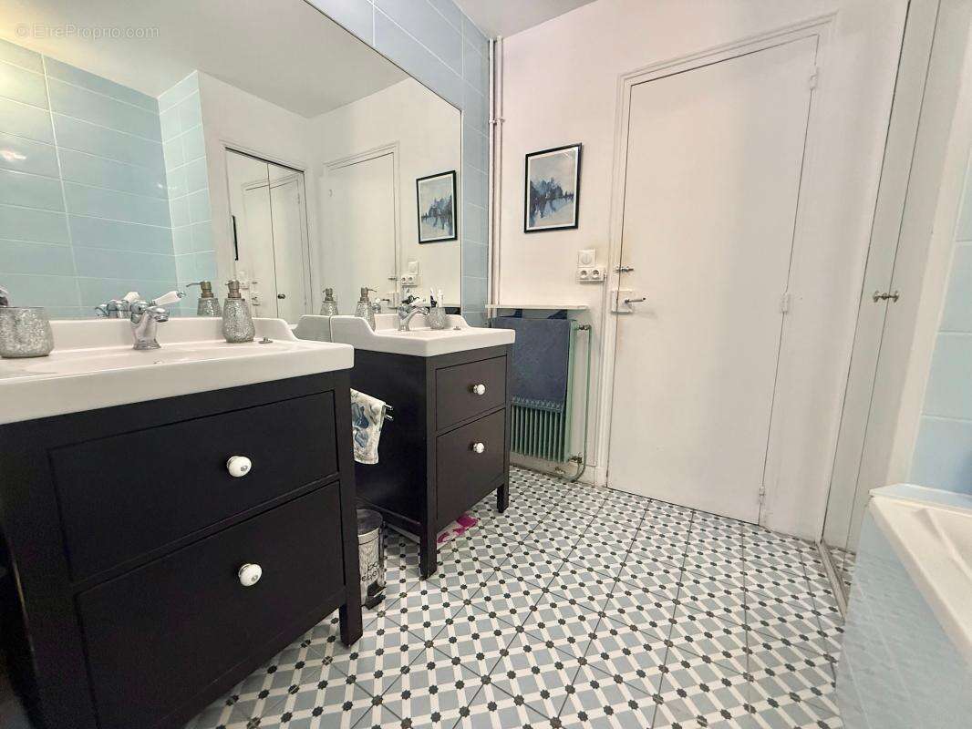 Appartement ancien T 4 - 89 m²- centre-ville - 2 chambres- Balcons, Cave - photo 17