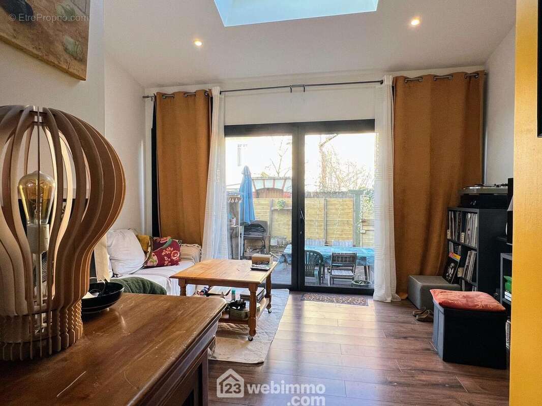 Un salon est aménagé dans une extension récente... - Maison à ANGERS