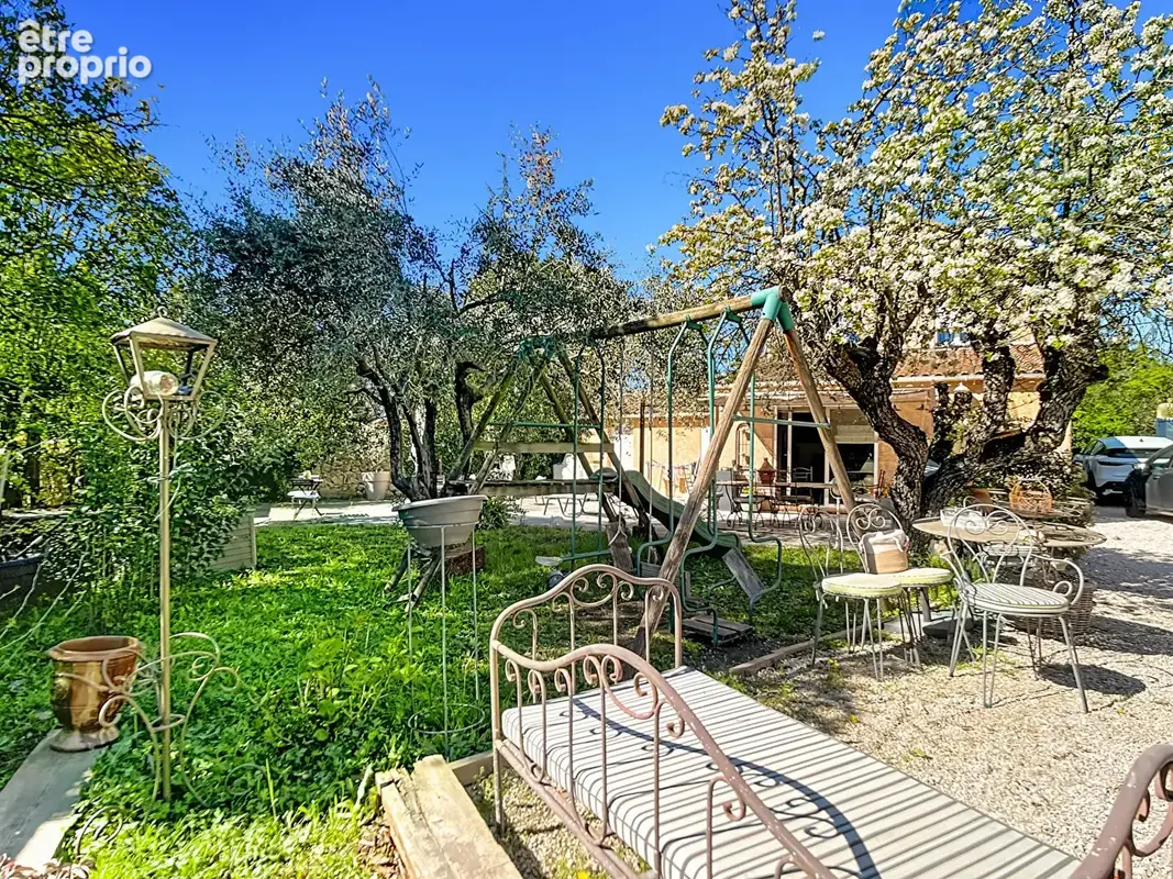 A vendre Maison de charme avec jardin et stationnement 3 pièces 80 m2 sur parcelle de 350 m2 - Secteur La Bouilladisse - photo 4