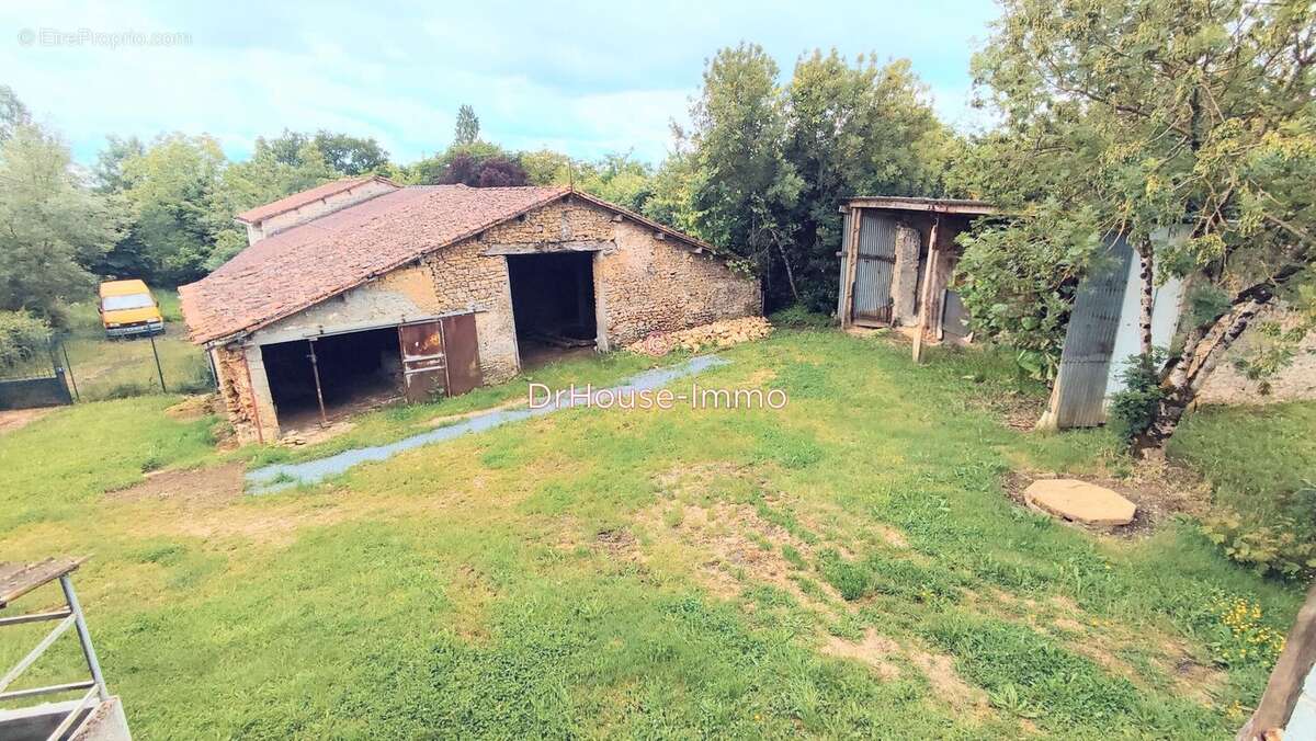 Maison 326 m² à Pleuville  - photo 2