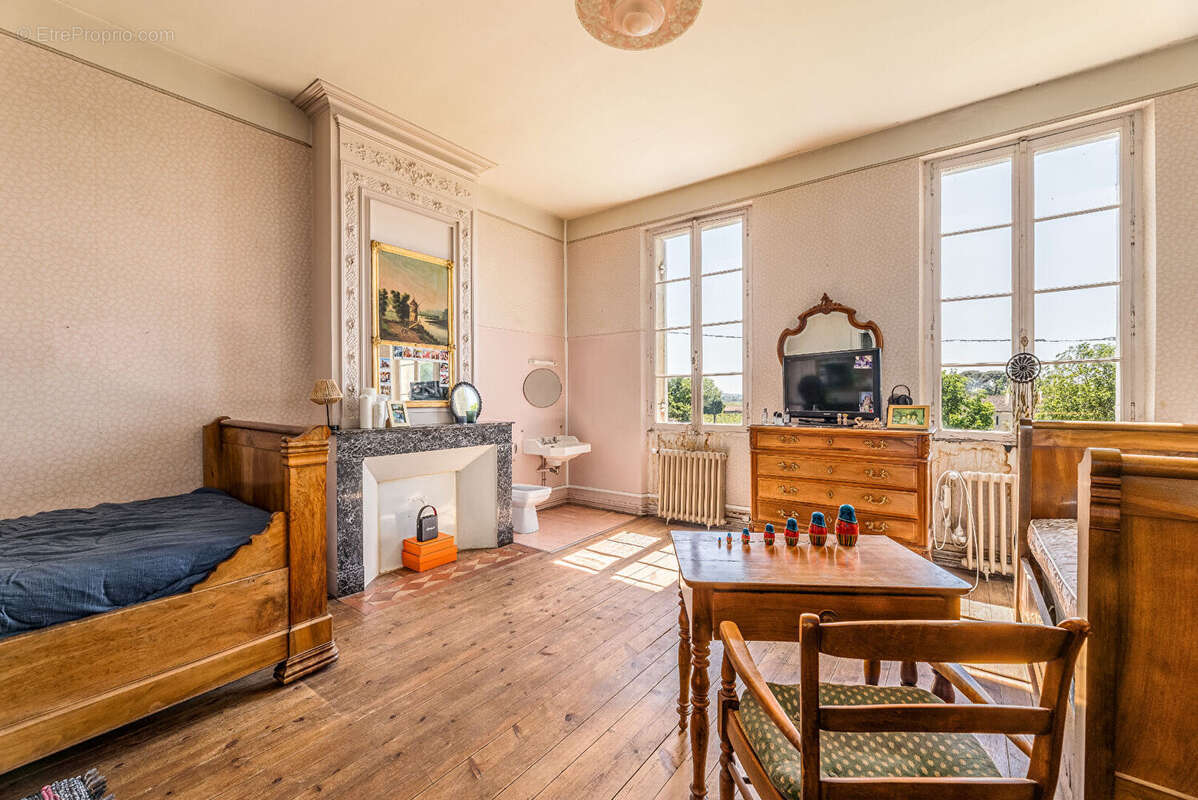 Maison à SAINT-CHRISTOPHE-DES-BARDES