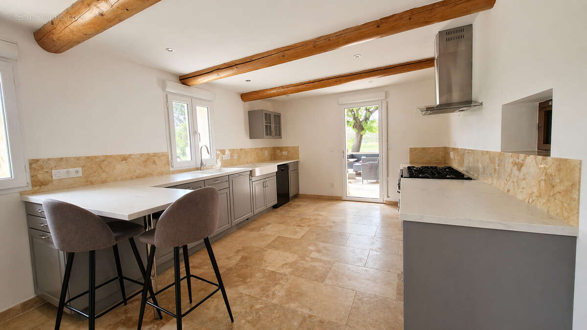 Maison à LA ROQUE-SUR-PERNES
