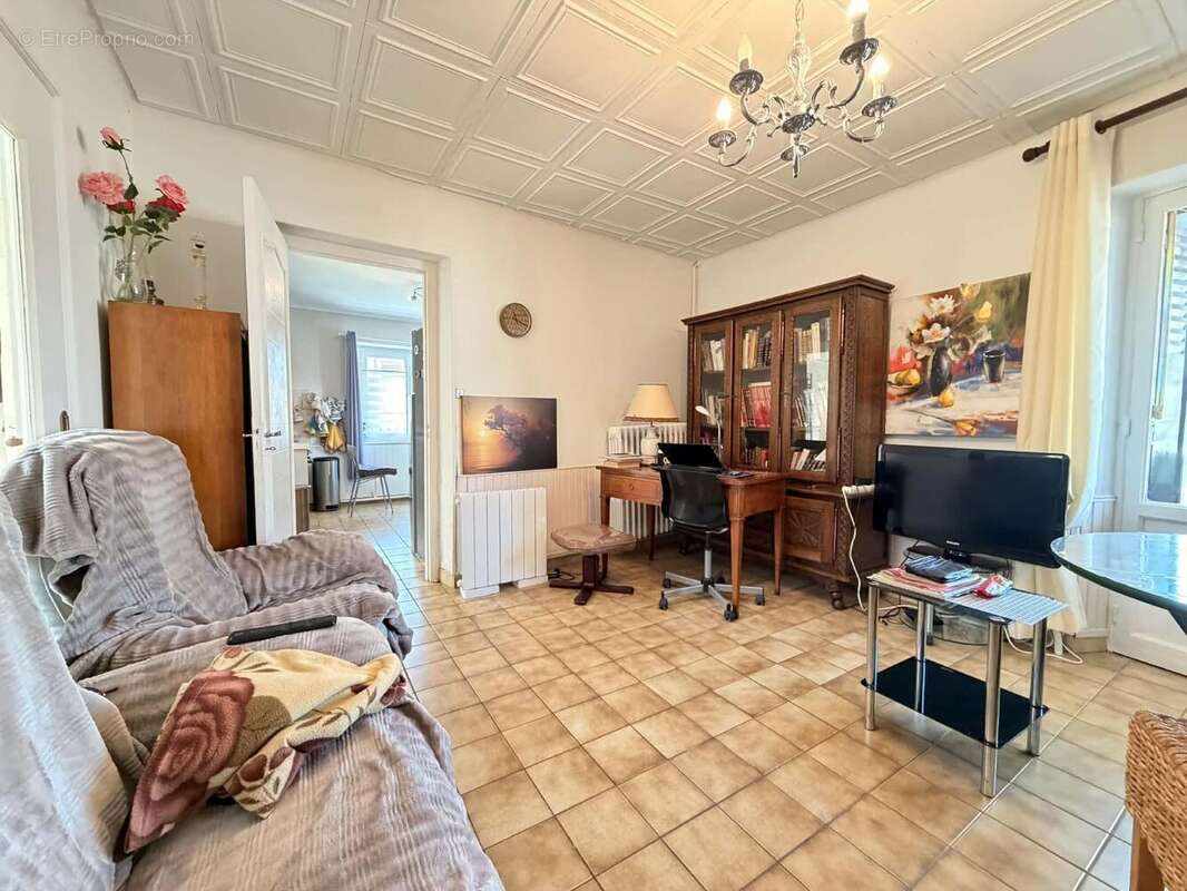 Toutes les fenêtres sont en double vitrage - Maison à VESLUD