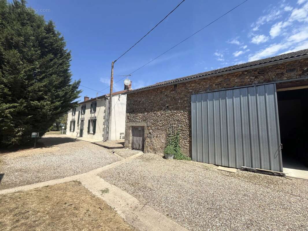 Superbe logement de 2 chambres avec une grande grange et un gîte indépendant à rénover - photo 19