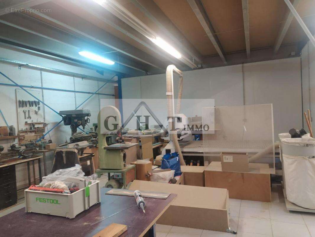 Commerce à SAINT-THIBAULT-DES-VIGNES