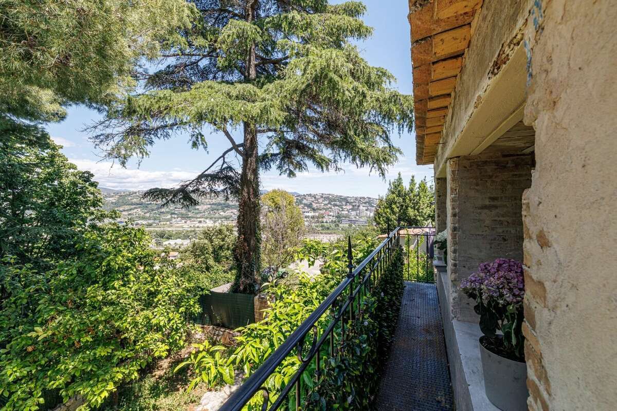 Appartement à SAINT-LAURENT-DU-VAR