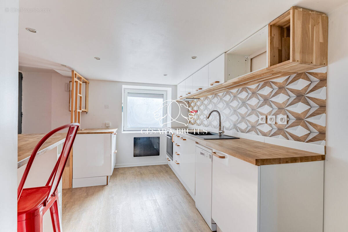 Appartement à LA TOUR-DE-SALVAGNY