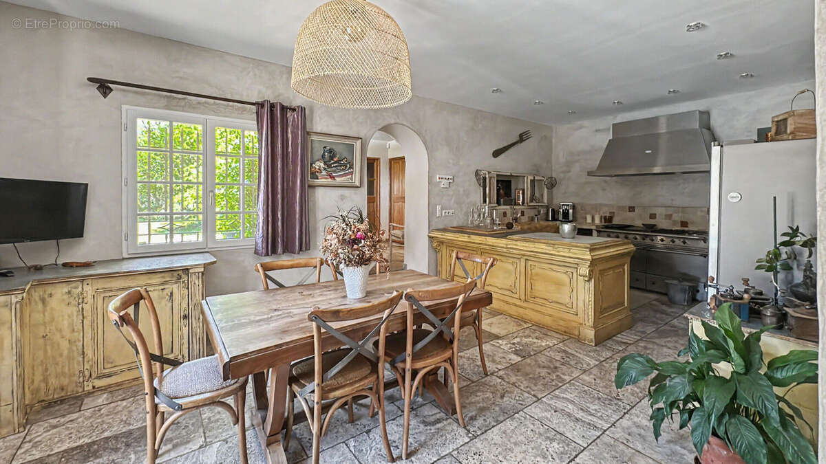 Maison de caractère avec gîte indépendant, piscine, garage et 5 000 m² à vendre à Moulès - photo 2