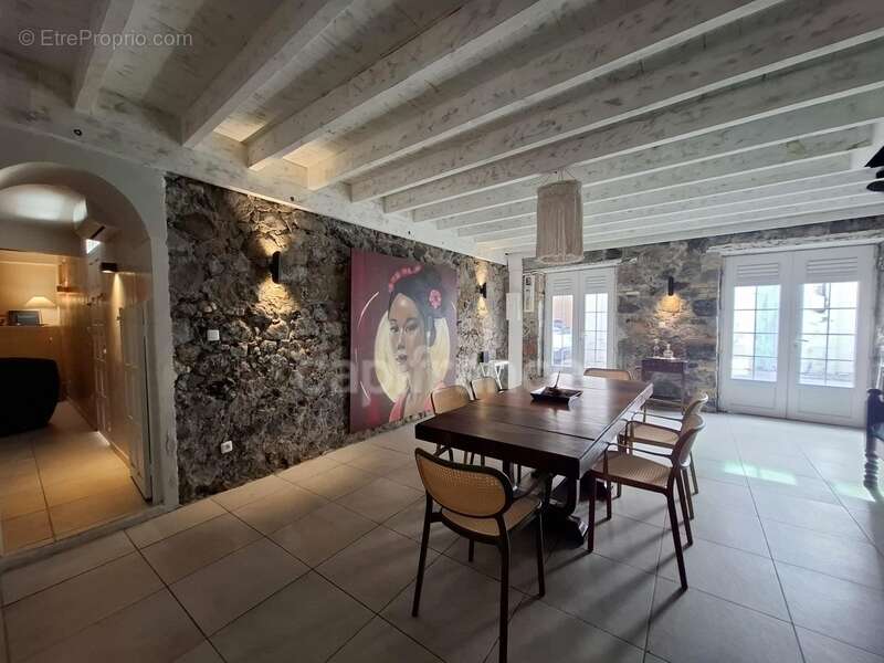 A vendre - Maison de Bourg Atypique et Rénovée – Vue Mer et Montagne – Saint-Pierre (972) - photo 8