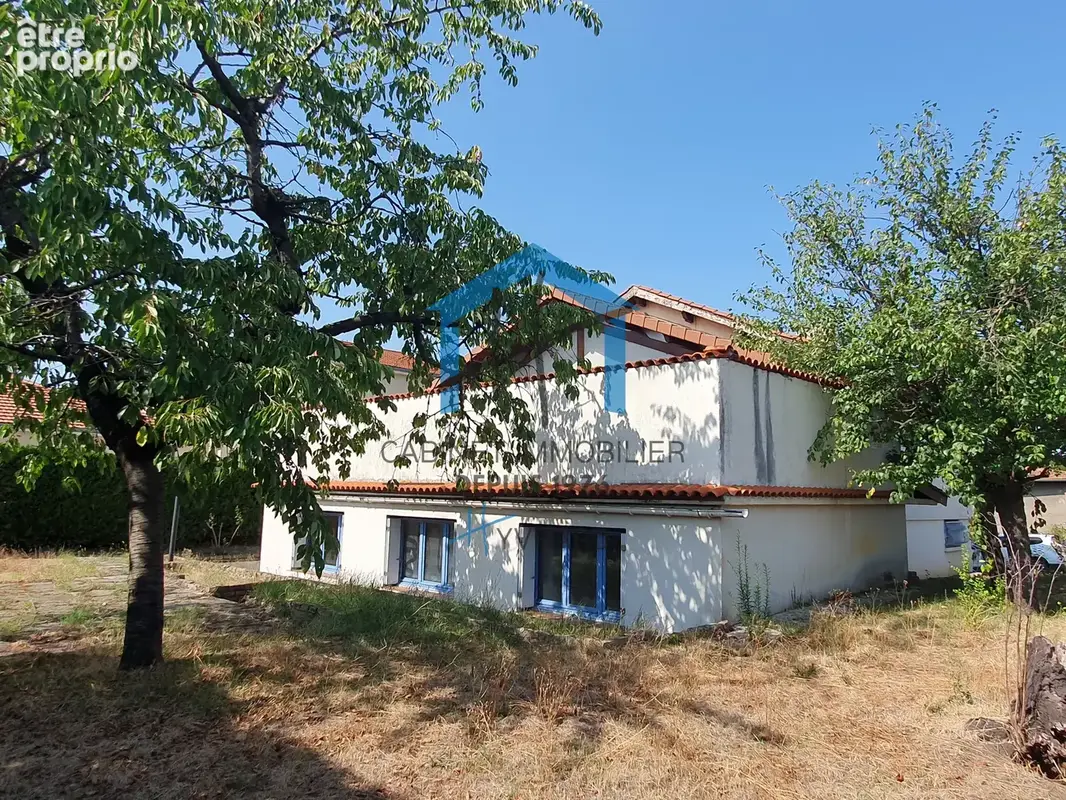 Maison sur sous-sol complet à rénover avec studio indépendant à réhabiliter, garage et terrain de 778 m2. - photo 2