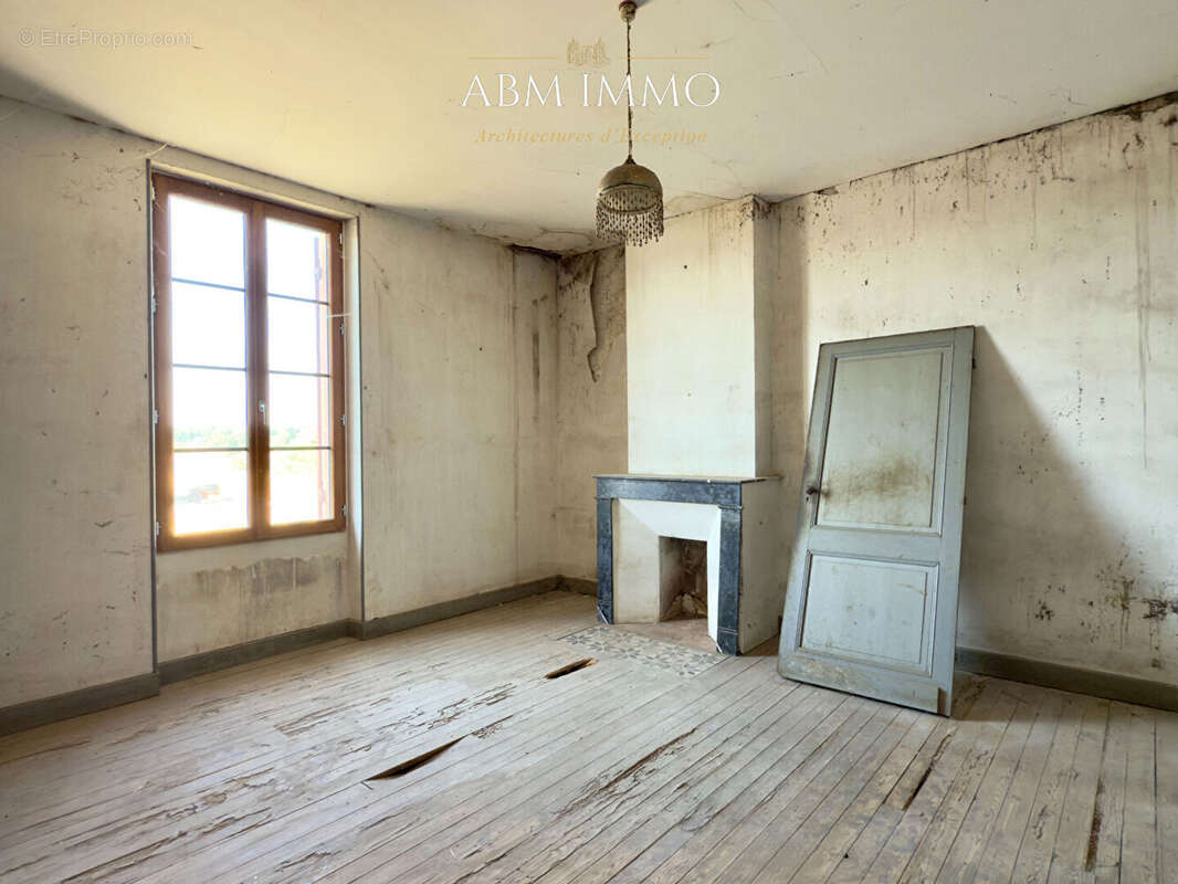 Maison en pierre a renover - fort potentiel - photo 8