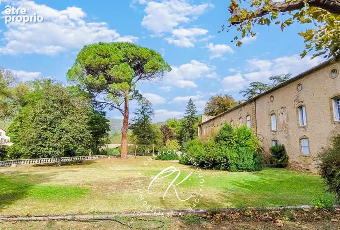 Un ancien évêché du XVIIe siècle  2 500 m², 30 chambres et 1,3 hectare de parc au coeur du Pays Cathare. Hôtel, événementiel, sé - photo 4