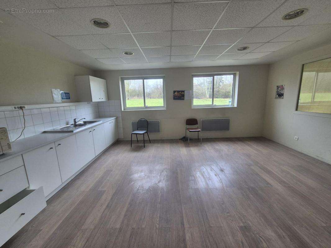 Commerce à COURTENAY