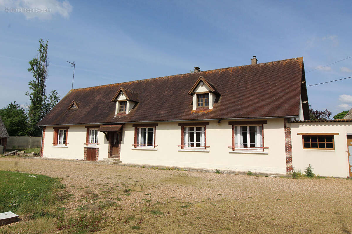 Maison à TREMBLAY-LES-VILLAGES
