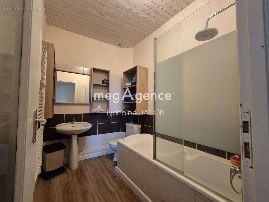 Ensemble rénové : maison 6 chambres, 1 studio et T2 - photo 8