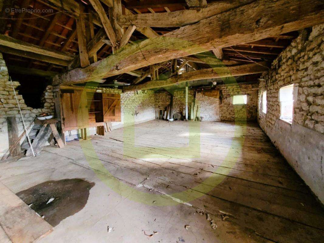 Maison à NIEUL-LE-VIROUIL