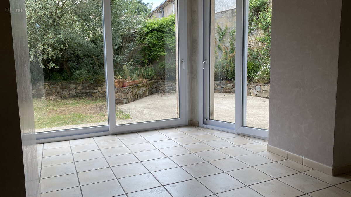 belle maison de bourg de 157 m2 avec Terrain clôturé de 400m2 Constructible à Mouchamps 263000€ - photo 9
