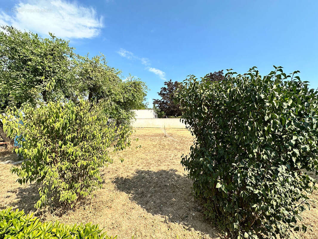 Terrain constructible de 750m2 avec forage au calme lumineux expose sud a vinon sur verdon - photo 2