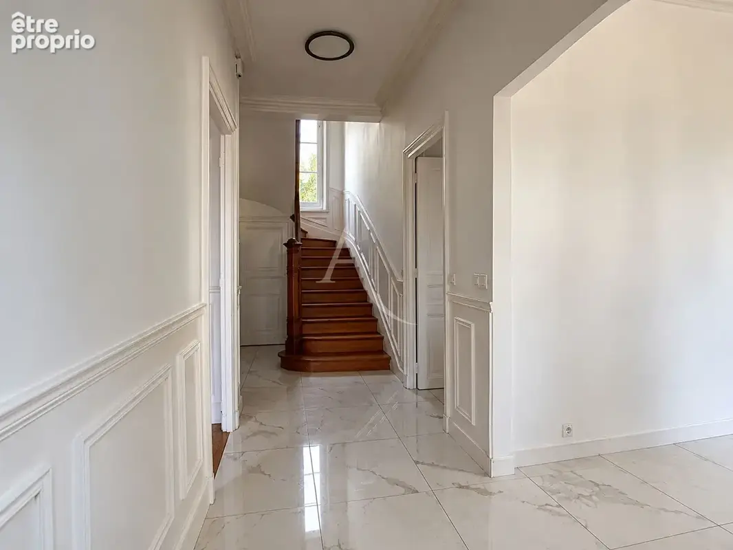 ROSNY-SOUS-BOIS Centre-ville , Maison Bourgeoise de 8 pièces - photo 7