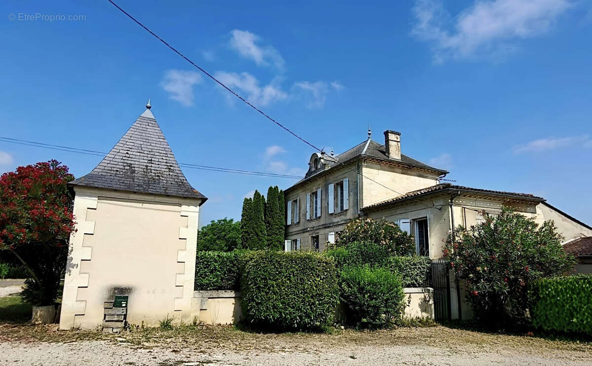 Propriété de caractère   Maison bourgeoise en pierre, dépendances et 2,5 hectares de terrain - photo 4