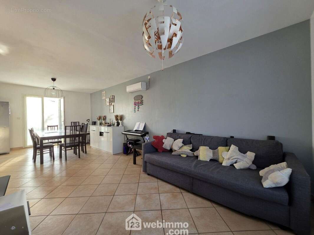 Une belle pièce de vie entièrement ouverte, offrant de beaux volumes et une circulation fluide entre les espaces - Maison à VENDRESSE-BEAULNE