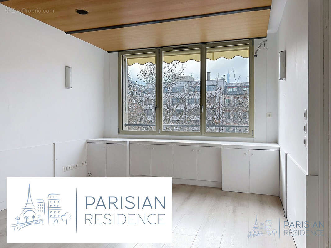 Commerce à PARIS-8E