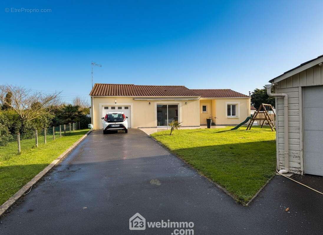 Maison de plain pied construite en 2004 et offrant de larges espaces de vies et annexes. - Maison à SAINT-VINCENT-SUR-JARD